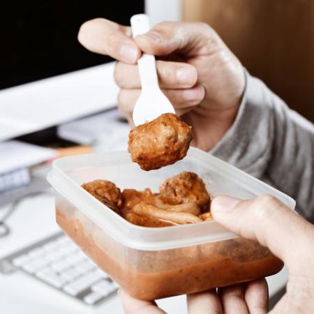 Calentar_comida_en_tupper_engorda